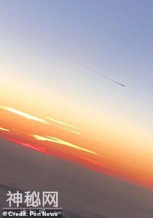 机上乘客意外拍下神秘蝌蚪状不明飞行物，难道是UFO？-4.jpg