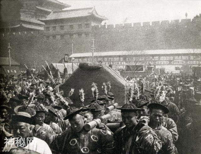 孙殿英盗墓究竟做了什么？把慈禧扒得只剩红内裤，乾隆丢在臭水沟-2.jpg