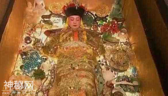 孙殿英盗墓究竟做了什么？把慈禧扒得只剩红内裤，乾隆丢在臭水沟-3.jpg