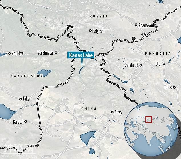 新疆再现“水怪”？游客拍下湖面不明生物，身长或达10米-2.jpg