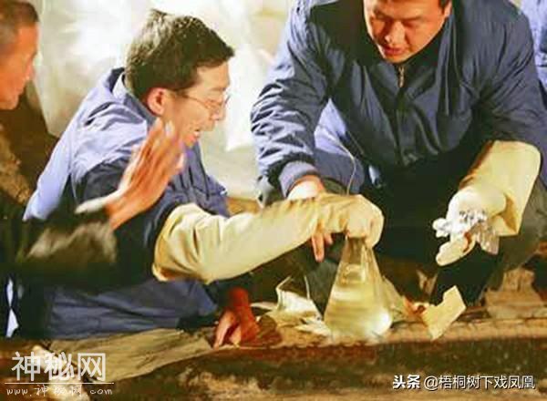 一西汉女棺考古开棺前棺盖现“尸影”，在场人都看见了，谜团难解-8.jpg