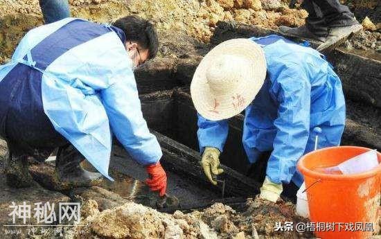一西汉女棺考古开棺前棺盖现“尸影”，在场人都看见了，谜团难解-4.jpg