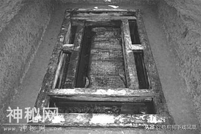 一西汉女棺考古开棺前棺盖现“尸影”，在场人都看见了，谜团难解-7.jpg