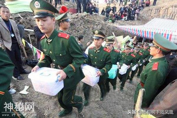 一西汉女棺考古开棺前棺盖现“尸影”，在场人都看见了，谜团难解-3.jpg