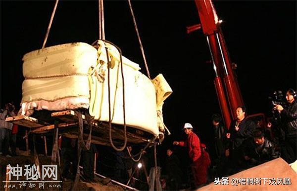 一西汉女棺考古开棺前棺盖现“尸影”，在场人都看见了，谜团难解-18.jpg
