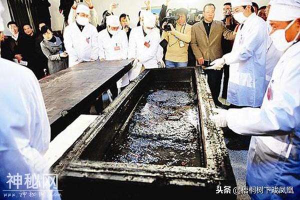 一西汉女棺考古开棺前棺盖现“尸影”，在场人都看见了，谜团难解-19.jpg