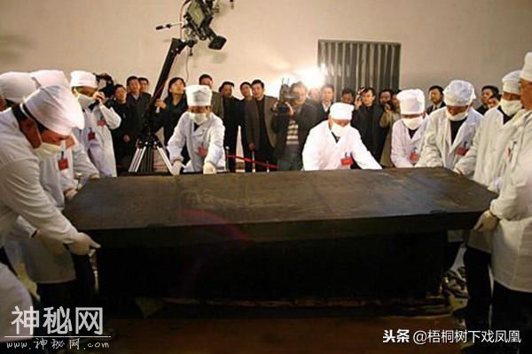 一西汉女棺考古开棺前棺盖现“尸影”，在场人都看见了，谜团难解-21.jpg