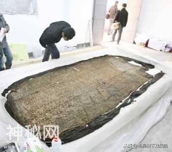 一西汉女棺考古开棺前棺盖现“尸影”，在场人都看见了，谜团难解-13.jpg