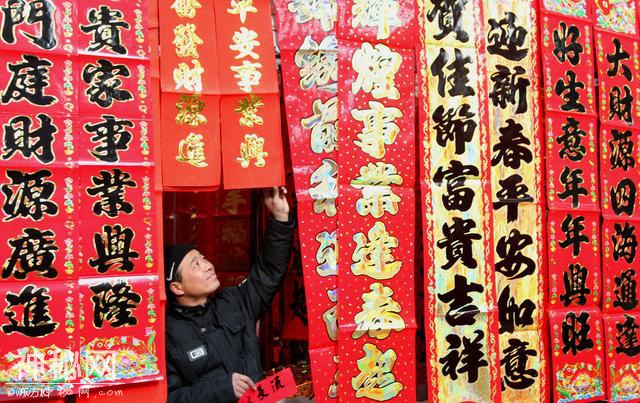 咱们为啥要在春节贴春联，你知道贴春联的风俗怎么来的吗？-3.jpg