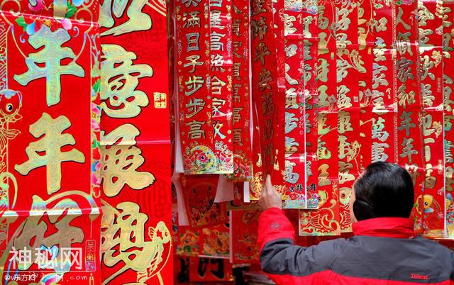 咱们为啥要在春节贴春联，你知道贴春联的风俗怎么来的吗？-1.jpg