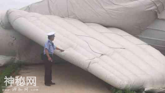 沪郊区惊现不明飞行物从天而降：有三层楼高-2.jpg