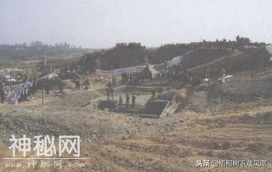 考古发现2000年前“精准盗洞”，直通幽深墓穴，内撑“井”型支架-1.jpg