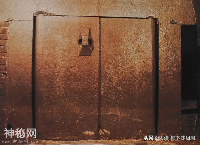 山东考古发现诡异“棺封门”，墓主还是小孩，手指套11只金环-2.jpg
