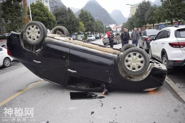 见鬼哦？开车竟不由自主狂踩油门，导致翻车！只因一种常见病-1.jpg