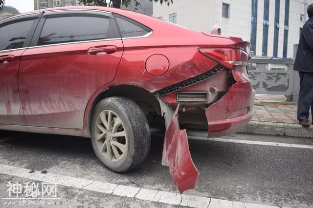 见鬼哦？开车竟不由自主狂踩油门，导致翻车！只因一种常见病-2.jpg