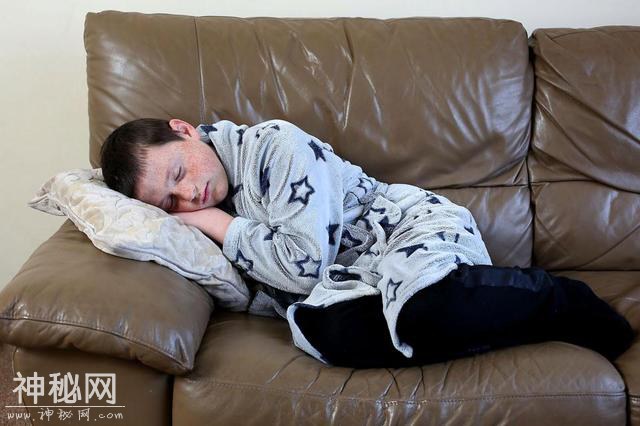现实版睡美男！英国11岁男孩患怪病常年昏睡，最长一睡6周-4.jpg