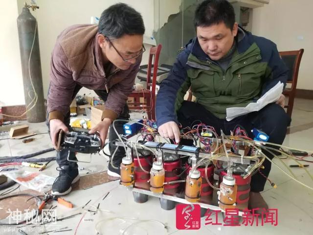 武汉52岁男子造“飞碟”自称外星人，曾造飞行器升空后坠地受伤-3.jpg