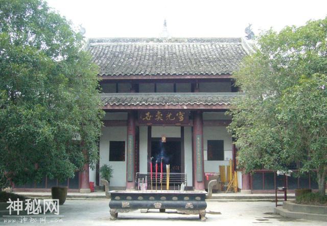 中国第一奇人之墓，无数人想盗却无人敢盗，建国后有军队驻扎周围-1.jpg
