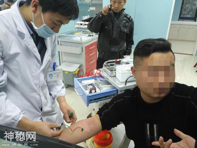 杭州一男子违停被拍后朝交警大骂，一开口就被交警发现有酒味-3.jpg