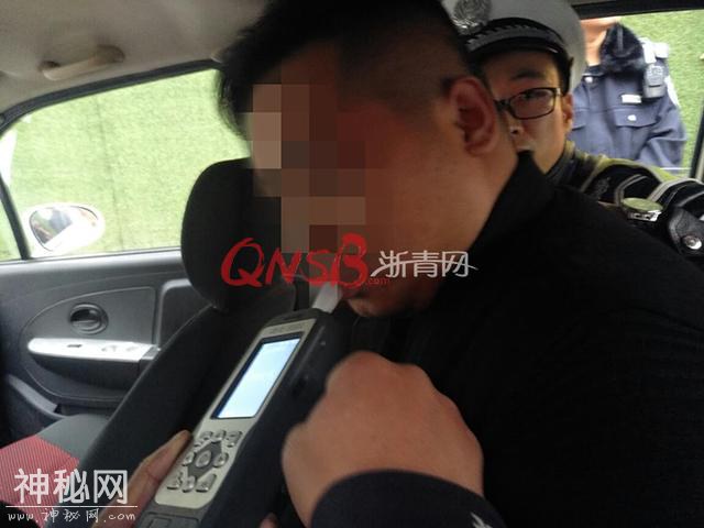杭州一男子违停被拍后朝交警大骂，一开口就被交警发现有酒味-1.jpg