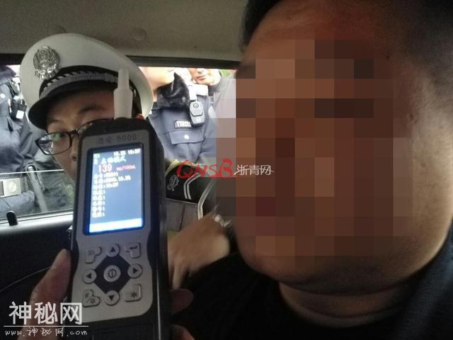 杭州一男子违停被拍后朝交警大骂，一开口就被交警发现有酒味-2.jpg