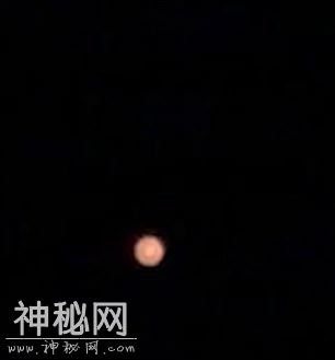 美国女子发视频称看见UFO 形如天空中的一团火-1.jpg