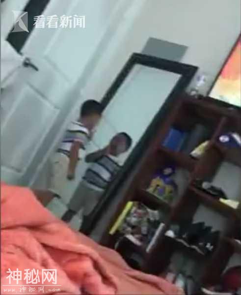 小男孩照镜做鬼脸出现灵异一幕：镜中人转身比他快-1.jpg