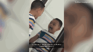 小男孩照镜做鬼脸出现灵异一幕：镜中人转身比他快-3.jpg