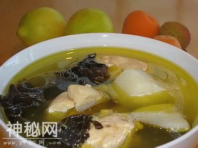 大家炖鸡汤时，千万不要加错水了，否则鸡汤不好喝-1.jpg