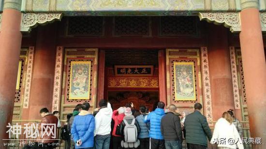 贺岁迎祥——紫禁城里过大年：故宫展示门神万寿灯等近千件文物-2.jpg