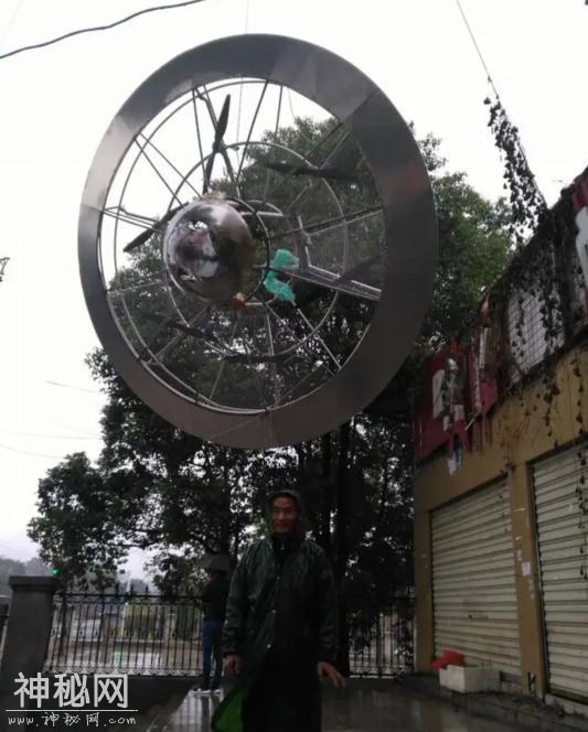 男子自制飞碟可离地八米空中飞行80秒，因涉嫌违法被叫停！-1.jpg
