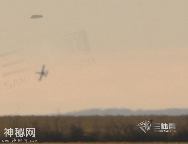 战斗机被不明圆盘UFO追击，飞行员扭头的瞬间却什么都看不到了-3.jpg