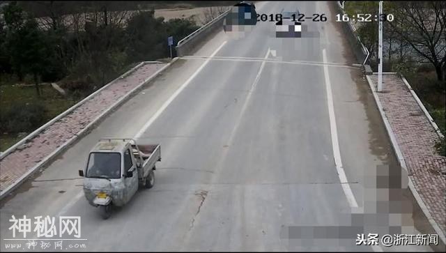 “吃货”搬走路边病死猪当年货，民警嘴边夺肉：有病毒，不能吃！-2.jpg
