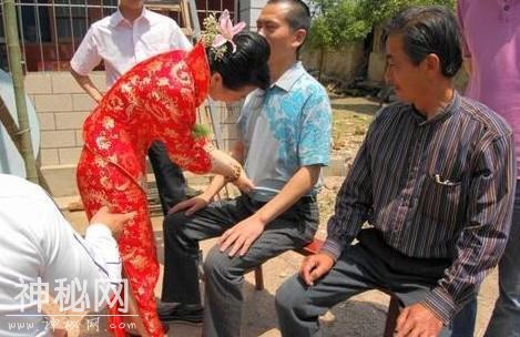 搞笑镜头：农村娶媳妇的风俗，父母亲“难堪”的样子！-1.jpg