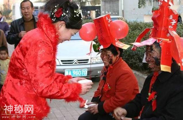 搞笑镜头：农村娶媳妇的风俗，父母亲“难堪”的样子！-2.jpg