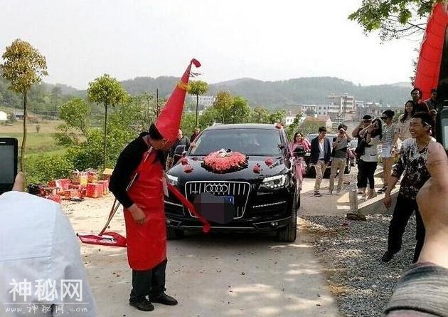 搞笑镜头：农村娶媳妇的风俗，父母亲“难堪”的样子！-3.jpg