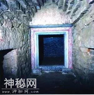 史上最“傻”盗墓贼，盗了个大墓，真品一件没拿！-4.jpg