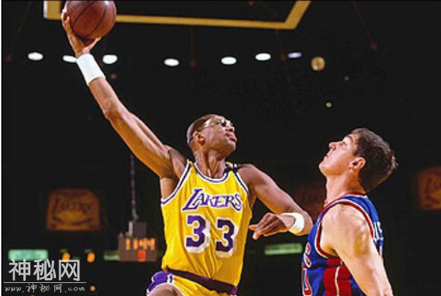 NBA最难防的7大绝技：姚明转身投篮就是BUG，想盖天勾比登天还难-7.jpg