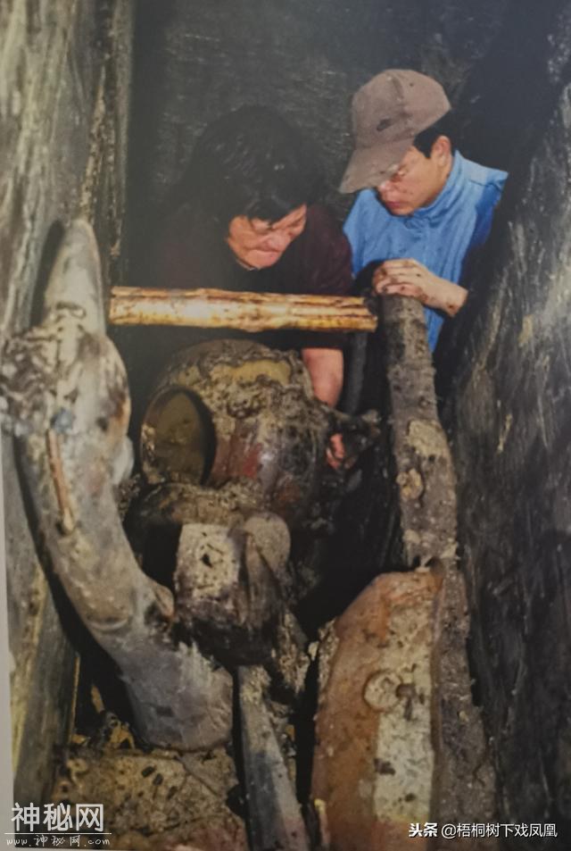 水草暴露湖底有大墓，枯水期考古发掘，揭开棺椁盖后意外了-5.jpg