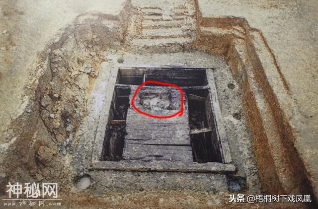 水草暴露湖底有大墓，枯水期考古发掘，揭开棺椁盖后意外了-4.jpg