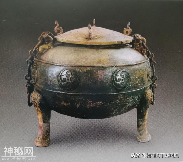 水草暴露湖底有大墓，枯水期考古发掘，揭开棺椁盖后意外了-1.jpg