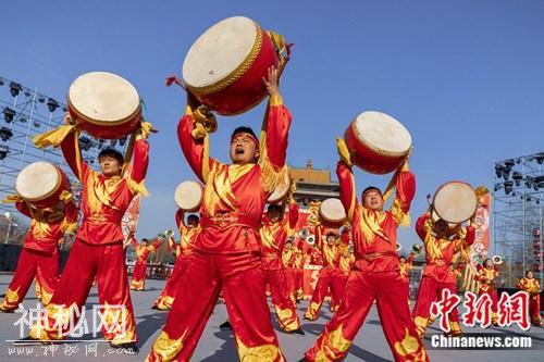 台儿庄古城大庙会花灯齐放 特色民俗大饱眼福-1.jpg