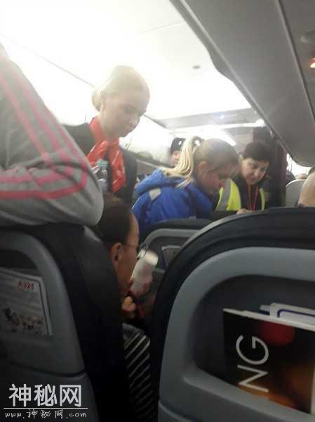 俄客机现怪病 5人突然脸变绿无法呼吸 乘客吓坏-1.jpg