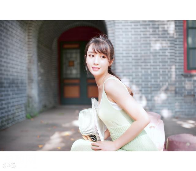 故事：他出去给她买药，回来后发现她睡着了，涂药时把她吵醒了-1.jpg