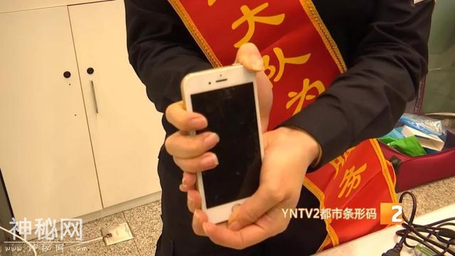 机场安检男子面露诡异微笑，一查嘴里竟然藏着这个-3.jpg