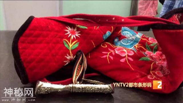 机场安检男子面露诡异微笑，一查嘴里竟然藏着这个-14.jpg