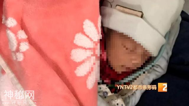 机场安检男子面露诡异微笑，一查嘴里竟然藏着这个-12.jpg