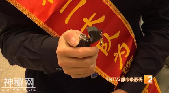 机场安检男子面露诡异微笑，一查嘴里竟然藏着这个-10.jpg