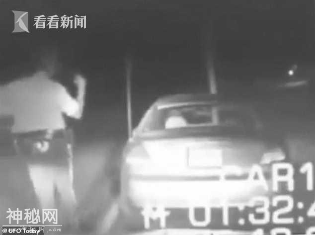 视频｜警察深夜查车亮光闪过原地消失 外星人带走了？-1.jpg