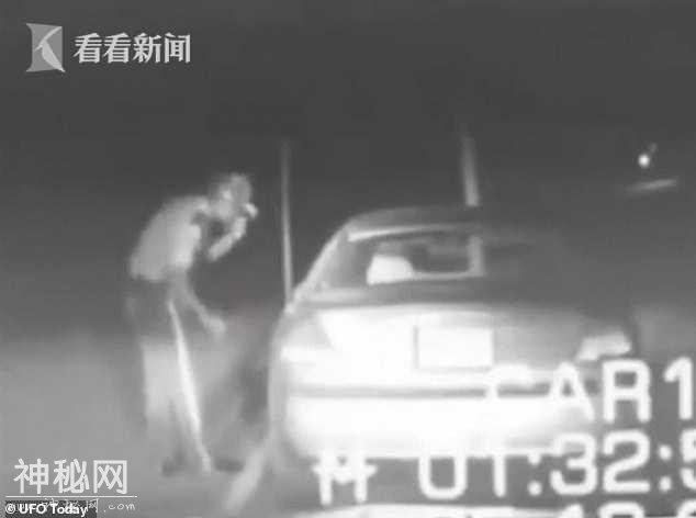 视频｜警察深夜查车亮光闪过原地消失 外星人带走了？-2.jpg